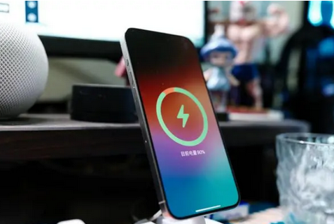 广灵苹果15换屏服务分享用什么充电器给iPhone15充电更好 